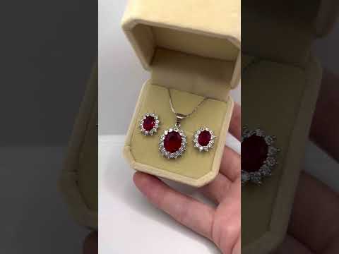 Подарок девушке набор "Рубиновый овал" серьги и кулон с цирконами в серебристой оправе в бархатной коробочке - фото 1 - id-p2465874457