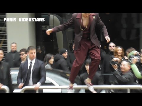 CRAZY !!! Jung Hae-In 정해인 jump barriers @ Milan Fashion Week 18 january 2025 show Dolce Gabbana