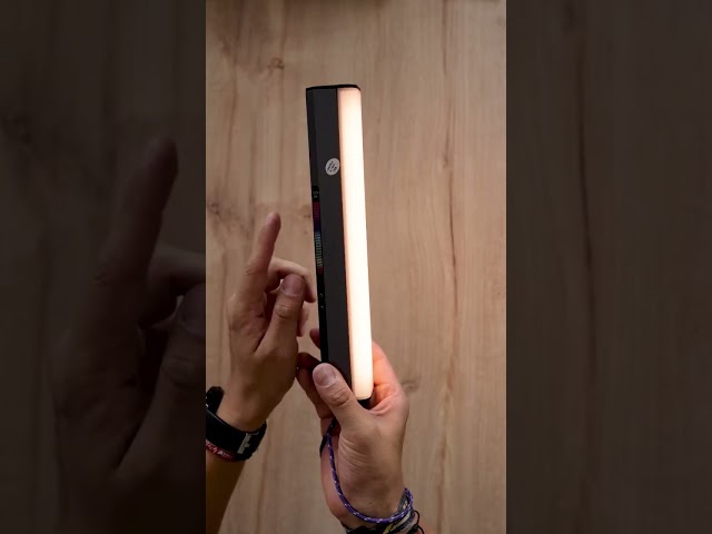 Vídeo relacionado con NEEWER Básico 12" Barra Luz RGB Magnética, Regulable CRI95 8W Tubo Luz LED Mano Tube Lighting Stick con 51 Modos RGB, Batería 2000mAh para Youtube TikTok Cámara Streaming Grabación Vídeo Estudio,SL30
