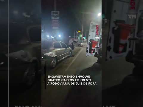 Engavetamento envolve quatro carros em frente à Rodoviária de Juiz de Fora