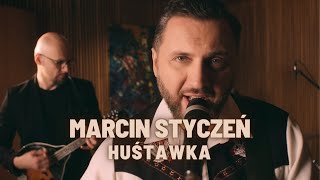 Kadr z teledysku Huśtawka tekst piosenki Marcin Styczeń