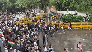 दिल्ली में बवाल! लाठीचार्ज या आंसू गैस?