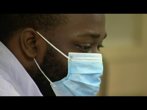 密歇根州投票站工作人員因冠狀病毒問題採取預防措施保護選民。 (Michigan poll workers take precautions to protect voters due to coronavirus concerns)