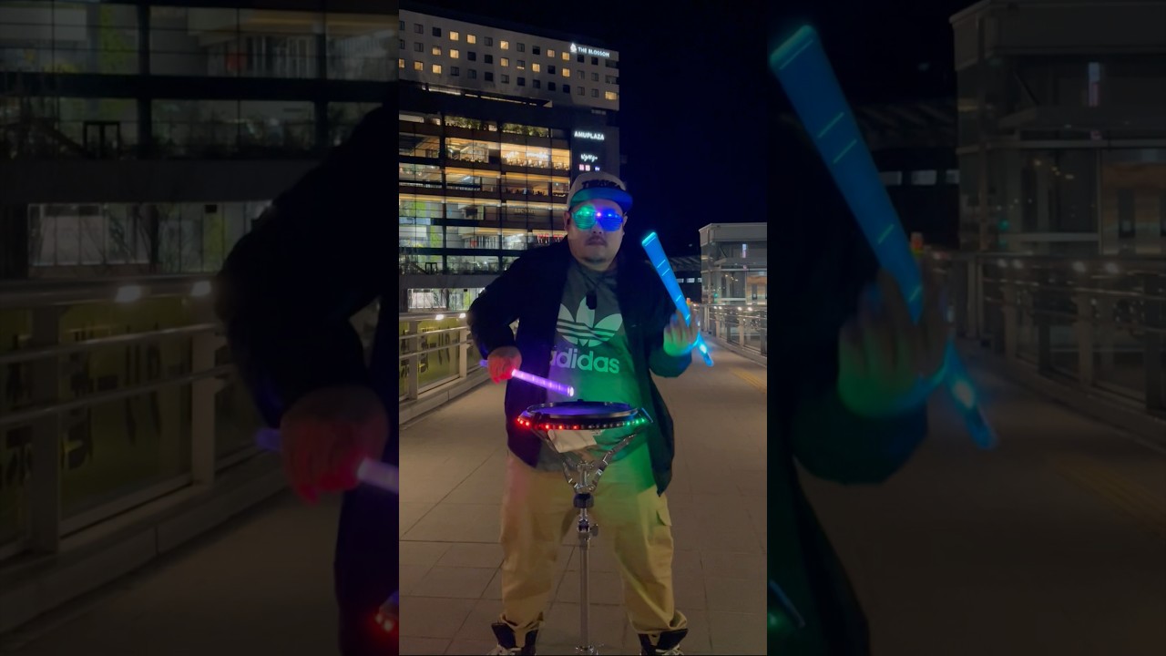 夜の街で発光しながら「Gamble Rumble」