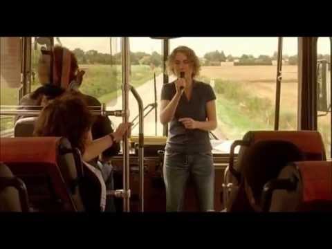 Nos jours heureux - Caroline chante dans le bus