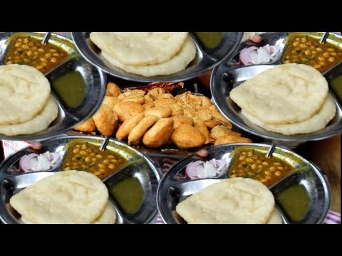 Chana Bhatura/Chana Batora in Kolkata(Park Street) | People Eating Mouthwatering Indian Street Food Video