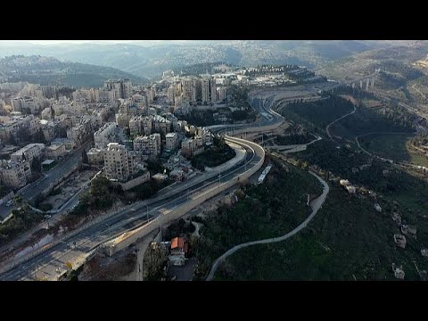 شاهد خلو طريق القدس السريع في إسرئيل جراء إغلاق فرضته كورونا…