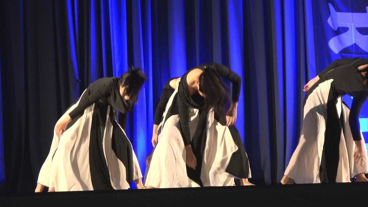 モダンなダンスを踊る　C1227