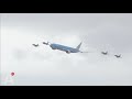 F16's begeleiden Boeing boven Amsterdam