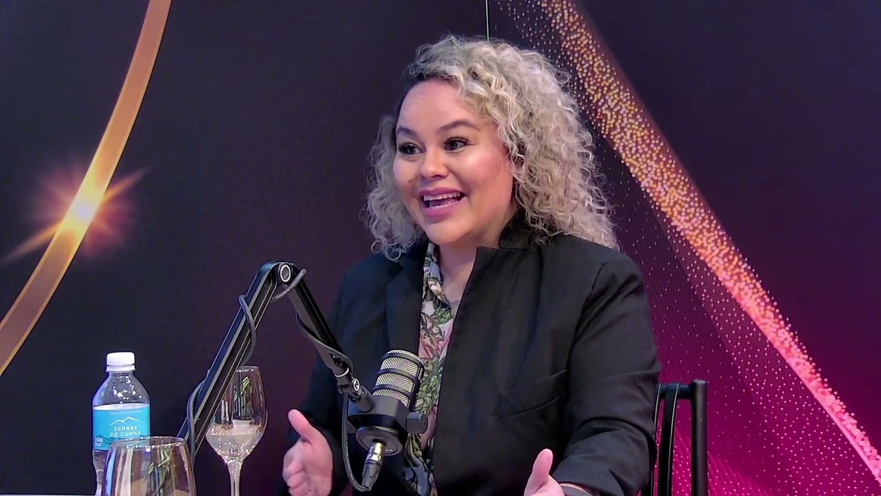 Renata Miranda conversa com a Dra. Próton