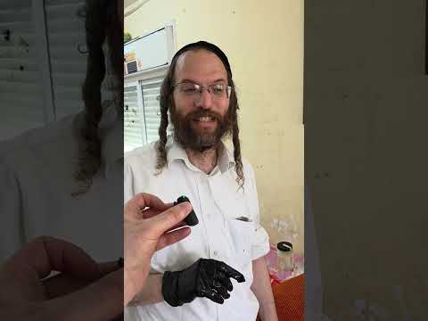 World-famous clarinetist Chilik Frank preparing for Shabbos — where music meets flavor!