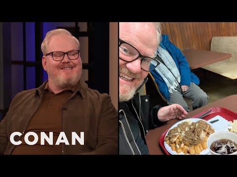 吉姆-加菲根嘗試了羅切斯特臭名昭著的 "垃圾盤"--TBS的CONAN。 (Jim Gaffigan Tried Rochester's Infamous "Garbage Plate" - CONAN on TBS)