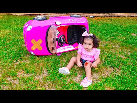 Sami help Baby amira take care of her sick leg.