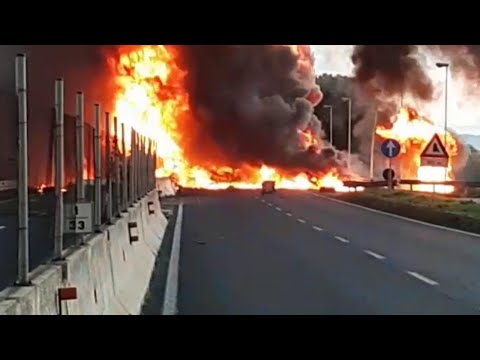 Camion cisterna in fiamme: l'impressionante muro di fuoco sulla Fi-Pi-Li