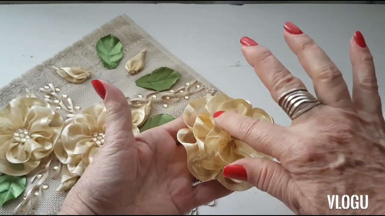 Toalha Bordada Com Fita De Organza E Cetim