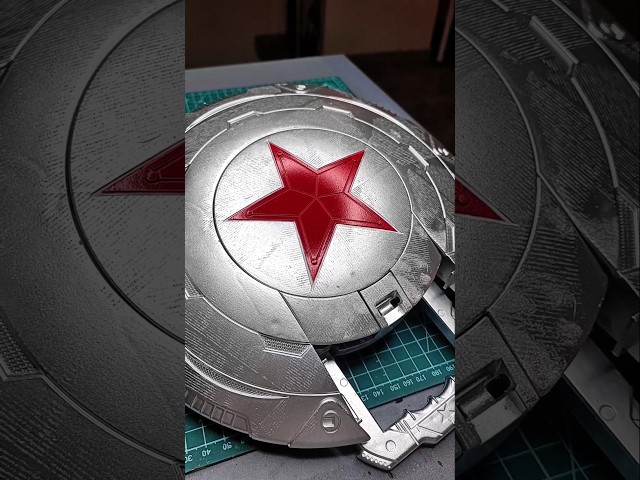 Vídeo relacionado con Collar con pendiente del escudo con estrella del superhéroe Capitán América de Marvel Los Vengadores para cosplay