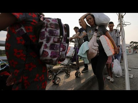 شاهد فنزويليون يمشون إلى كولومبيا للحصول على المساعدات…