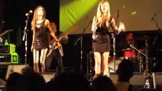 Ella Baila Sola Y Quisiera