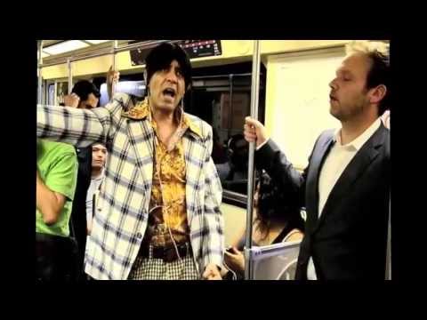 Trapicio canta en el Metro.