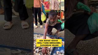 Download lagu Funny moment when a man with mental disorders took a trader's shrimp ‼️#funny #laughing #odgj #hi... mp3