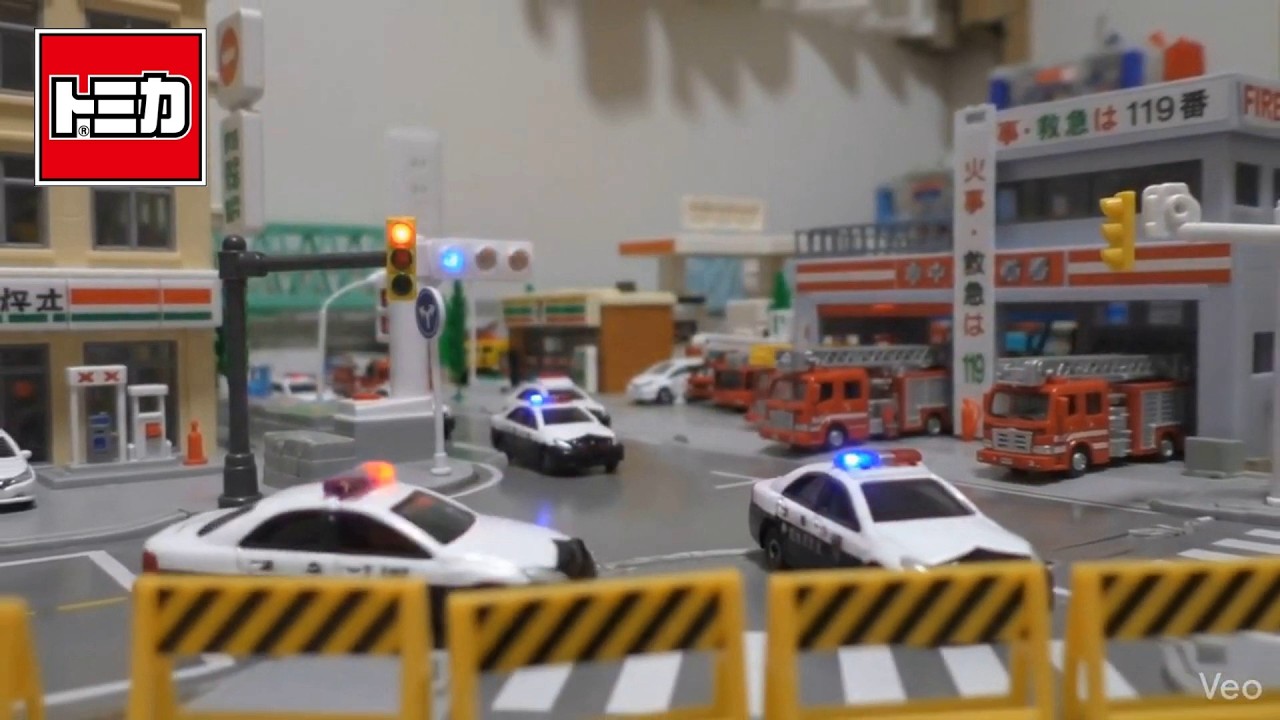 トミカ(TOMICA)白昼堂々と犯人逃走劇！パトカー犯人を逮捕せよ！