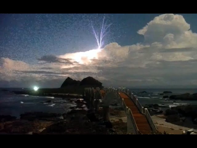 往上打的閃電「藍色噴流」 東管處即時影像捕捉到了