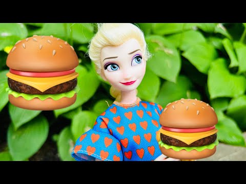 ELSA's Barbecue ! Elsa and Anna toddlers at BBQ ! Picnic BARBIE is a guest - fun - friends - family