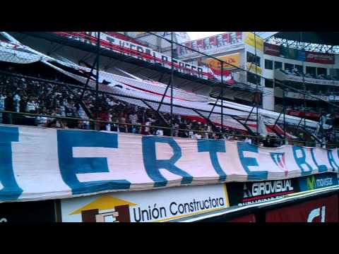 "Se llama la muerte blanca, le dicen el funebrero.." Barra: Muerte Blanca &bull; Club: LDU