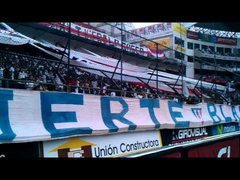 "Se llama la muerte blanca, le dicen el funebrero.." Barra: Muerte Blanca • Club: LDU