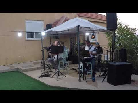 "Yeladim Shel Hachaim" (Arik Einstein) - covered live by Uri Tzafon