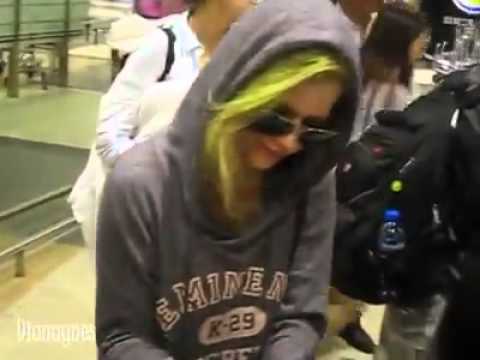 Avril Lavigne   Arrival in Singapore Airport 08 May 2011
