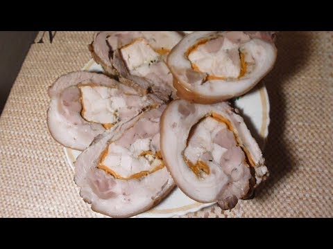 Рулет из свиной рульки с куриной грудкой и морковью.