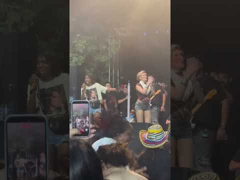 🤩¡EMOCIÓN PURA EN ARACATACA! SEGUIDOR DE ANA DEL CASTILLO CUMPLIÓ SU SUEÑO EN LA TARIMA