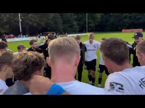Coach Markus Wichmann Heider SV im Mannschaftskreis nach dem 3:1-Sieg in Hohenwestedt am 06.08.2025