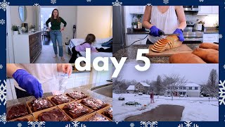 🎄 VLOGMAS DAY 5 | bake day for my fresh milled home bakery, snow with alice, old navy jeans + more