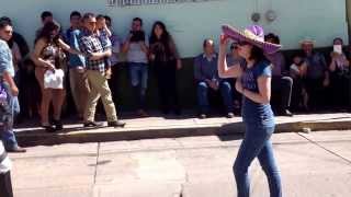 preview picture of video 'La guera enseñando a bailar a los danzantes.Feria de Villa Hidalgo Jalisco 2014'