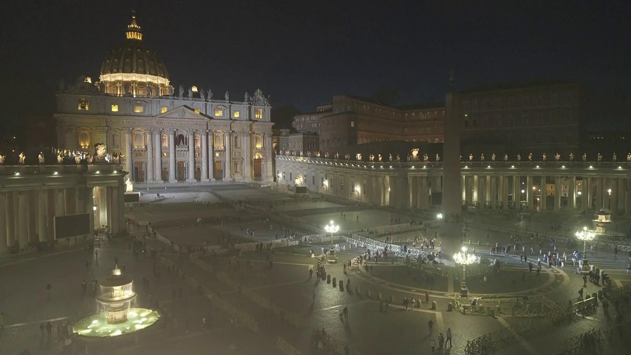 La diretta da San Pietro - Il comignolo della fumata