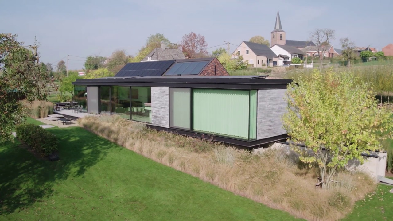 HEDENDAAGSE NIEUWBOUW MET GROTE SCHUIFRAAMPARTIJEN