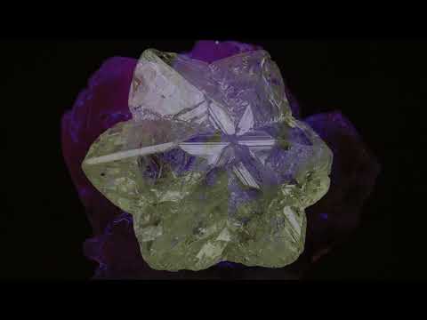 Discover the Wonders of Chrysoberyl: From Color-Changing Alexandrite to Cat's Eye Gemstones