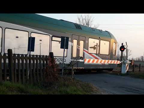 Passaggio a livello Cava Carbonara (I)//Railroad crossing//Bahnübergang