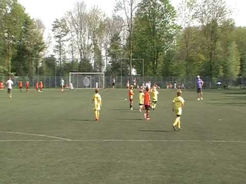 VV De Meern F7 - Toernooi RCL 23 april 2011 overtreding op Gijs