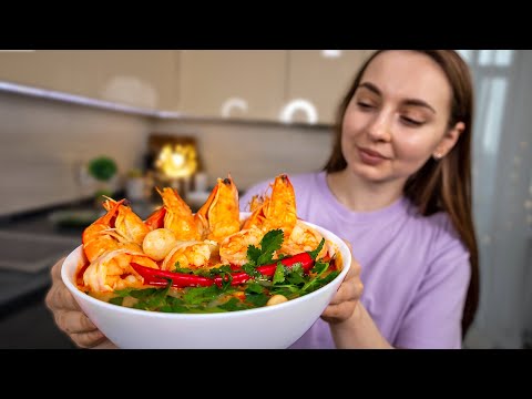 Ukrainian girl cooks Traditional Tom Yam like in Thailand! tom yam with shrimps, ENG sub