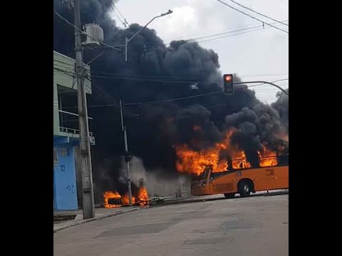 Terror em Bairro Vila Torres de Curitiba traficantes colocam fogo em ônibus devido a morte de um suspeito