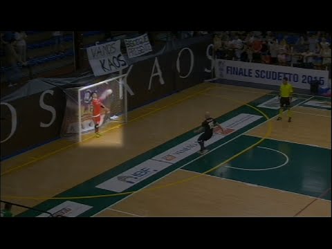 Rigori per il portiere di futsal: posizione eretta su un lato