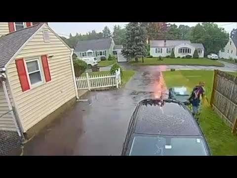 Mann wird fast von Blitz getroffen | AFP