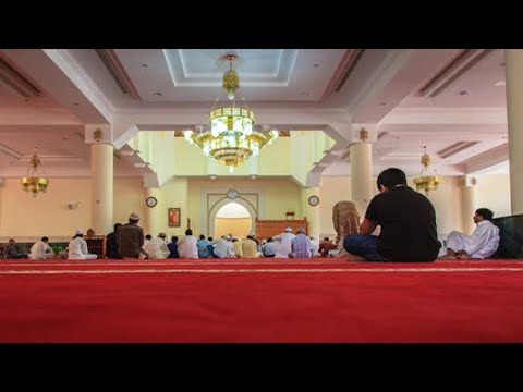 A lejohet të ulemi në xhami përpara se rë falim dy rekate?