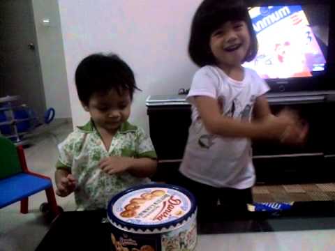 Keyshia&Daniel with their imaginary birthday cake