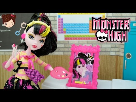 Monster High Draculaura Muñeca Clase de Arte - Conoce a Descendientes Mal Evie Video