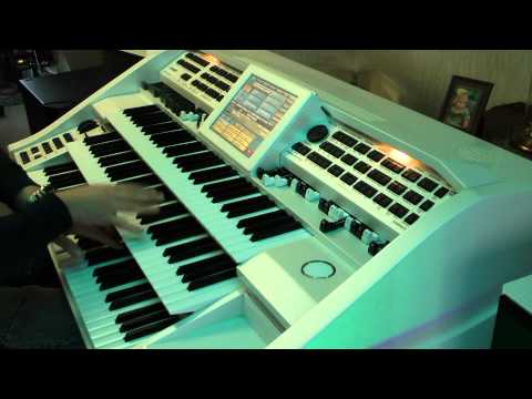 WERSI Louvre. Edgar Weissenfels spielt auf dem Wersi-Flaggschiff ZIRKUS BIANCO