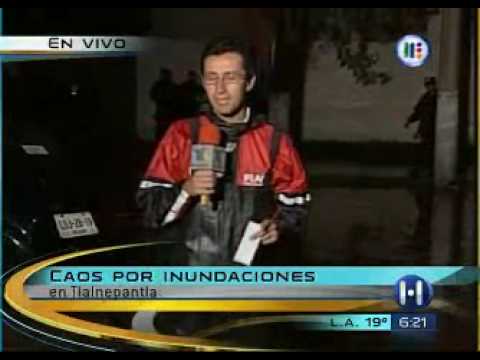 Reportero cae al charco